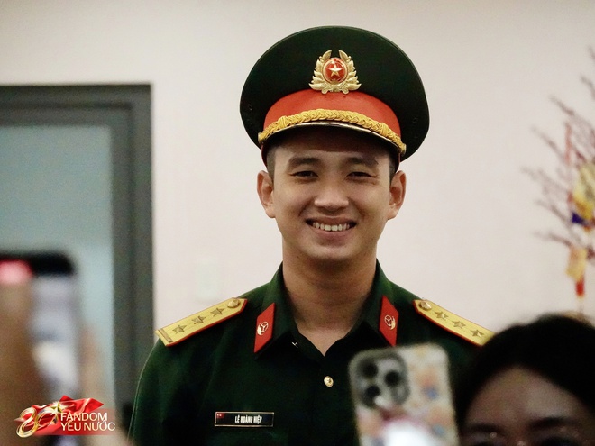 Thượng uý Lê Hoàng Hiệp đã về TP.HCM, hàng trăm người thấy được bóng lưng là mãn nguyện- Ảnh 4.