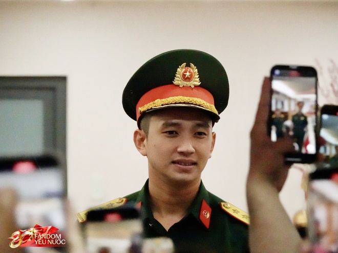 Thượng uý Lê Hoàng Hiệp đã về TP.HCM, hàng trăm người thấy được bóng lưng là mãn nguyện- Ảnh 5.