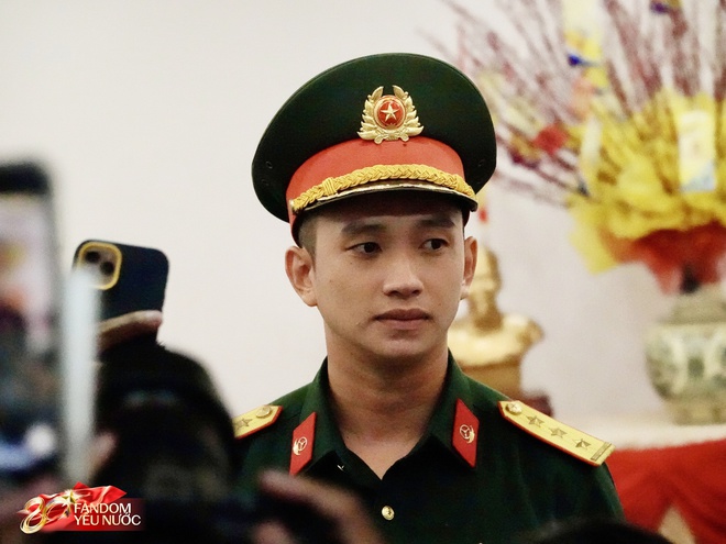Thượng uý Lê Hoàng Hiệp đã về TP.HCM, hàng trăm người thấy được bóng lưng là mãn nguyện- Ảnh 8.