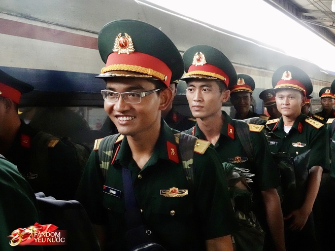 Thượng uý Lê Hoàng Hiệp đã về TP.HCM, hàng trăm người thấy được bóng lưng là mãn nguyện- Ảnh 3.