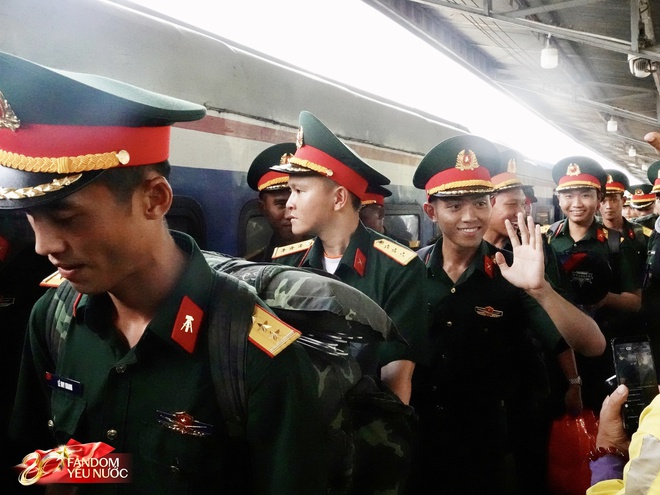 Thượng uý Lê Hoàng Hiệp đã về TP.HCM, hàng trăm người thấy được bóng lưng là mãn nguyện- Ảnh 2.