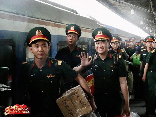 Thượng uý Lê Hoàng Hiệp đã về TP.HCM, hàng trăm người thấy được bóng lưng là mãn nguyện- Ảnh 1.
