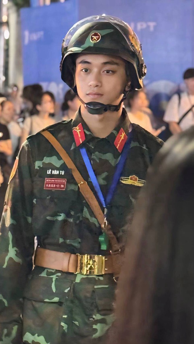 Quá khứ boy phố của Lê Văn Tú: Chàng lính tuổi 20 đẹp trai gấp 10 lần nhờ "ăn cơm nhà nước"- Ảnh 3.