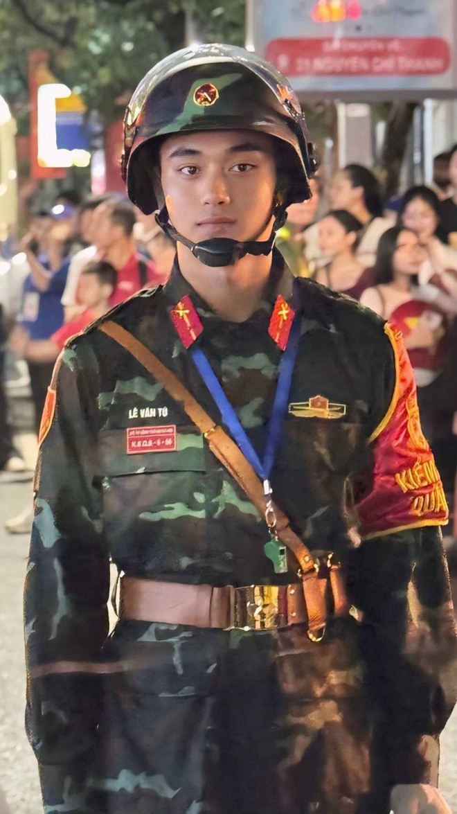 Quá khứ boy phố của Lê Văn Tú: Chàng lính tuổi 20 đẹp trai gấp 10 lần nhờ "ăn cơm nhà nước"- Ảnh 1.