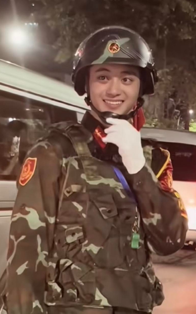Quá khứ boy phố của Lê Văn Tú: Chàng lính tuổi 20 đẹp trai gấp 10 lần nhờ "ăn cơm nhà nước"- Ảnh 6.