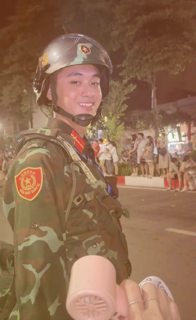 Quá khứ boy phố của Lê Văn Tú: Chàng lính tuổi 20 đẹp trai gấp 10 lần nhờ "ăn cơm nhà nước"- Ảnh 5.