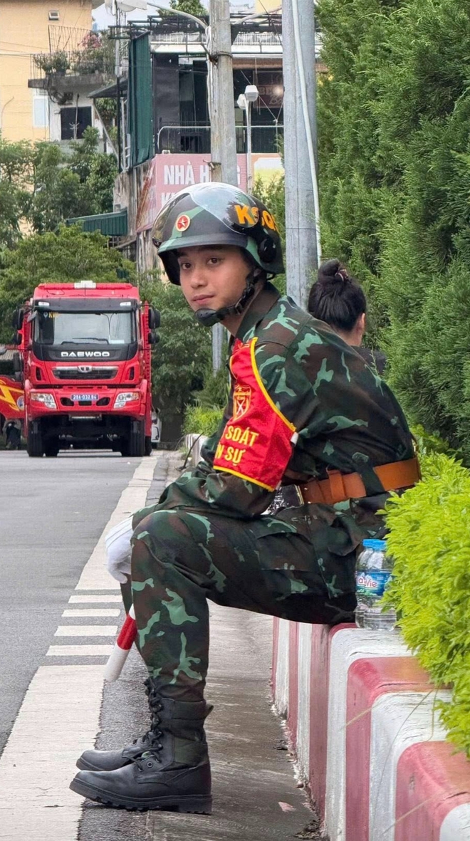 Quá khứ boy phố của Lê Văn Tú: Chàng lính tuổi 20 đẹp trai gấp 10 lần nhờ "ăn cơm nhà nước"- Ảnh 4.