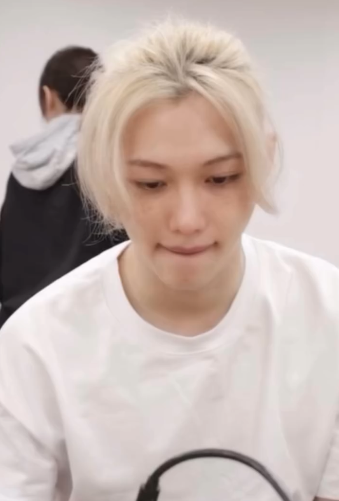 Chưa thấy ai như mỹ nam n&agrave;y: Xinh đến độ con g&aacute;i phải tị, bị shop lấy h&igrave;nh đi b&aacute;n v&aacute;y- Ảnh 1.