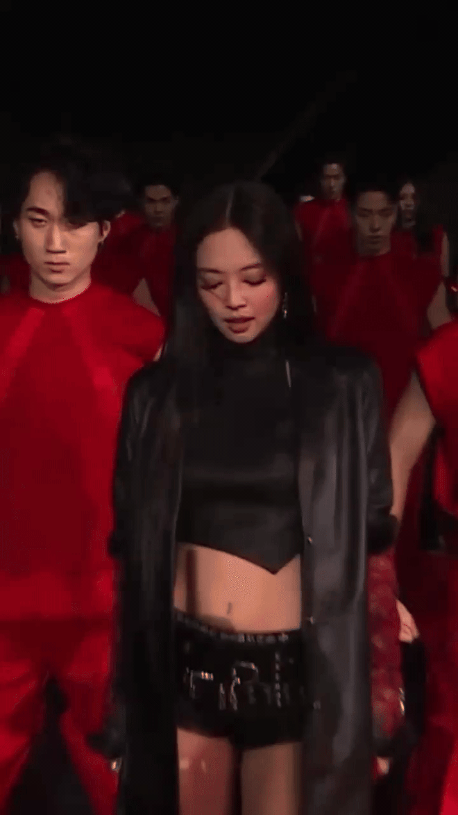 Khoảnh khắc đỉnh nhất của Jennie hiện tại: Thế lực g&igrave; đ&acirc;y sao ngầu thế!- Ảnh 2.