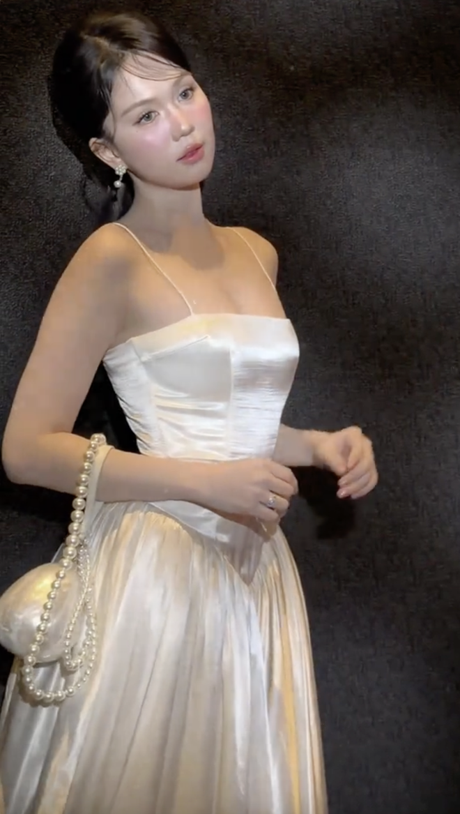 Ngọc Trinh theo trend t&uacute;i lạ của n&agrave;ng d&acirc;u tỷ ph&uacute; Phương Nhi- Ảnh 2.