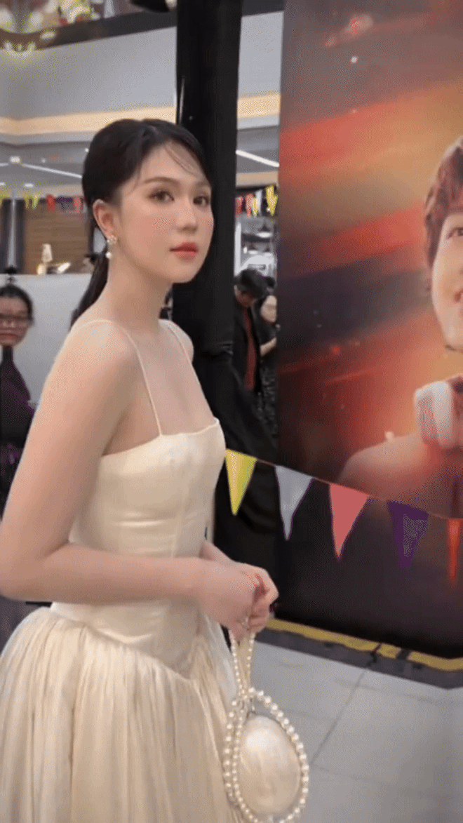 Ngọc Trinh theo trend t&uacute;i lạ của n&agrave;ng d&acirc;u tỷ ph&uacute; Phương Nhi- Ảnh 1.