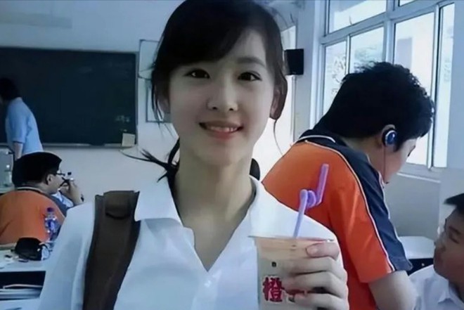 L&agrave;m d&acirc;u h&agrave;o m&ocirc;n &aacute;p lực thế n&agrave;o m&agrave; Chương Trạch Thi&ecirc;n "tho&aacute;t vai" phu nh&acirc;n tỷ ph&uacute; đi l&agrave;m podcast với Lưu Gia Linh?- Ảnh 2.