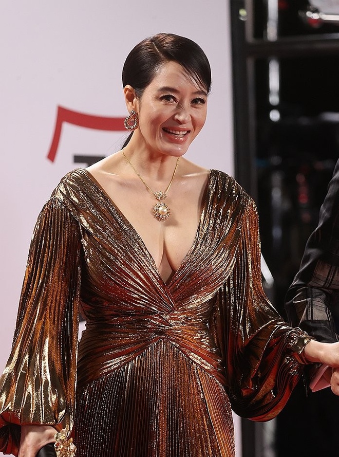 Mỹ nh&acirc;n 55 tuổi nhiều lần kh&ocirc;ng mặc &aacute;o ngực l&ecirc;n thảm đỏ- Ảnh 2.