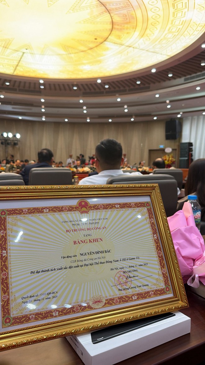 Nguyễn Đ&igrave;nh Bắc: Từng bị loại thẳng v&igrave; chỉ cao 1m50, giờ "ph&aacute; gen" th&agrave;nh cỗ m&aacute;y săn b&agrave;n thắng đỉnh nhất U23 Việt Nam- Ảnh 3.