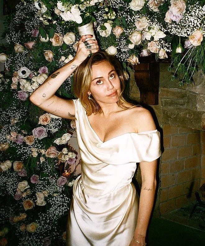 1 chiếc váy cưới, 2 cuộc tình 10 năm tan vỡ: Tóc Tiên giống Miley Cyrus đến ngỡ ngàng- Ảnh 6.