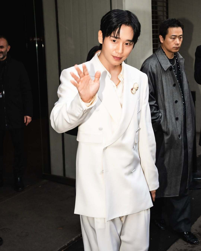 L&agrave; đại sứ ngồi h&agrave;ng đầu fashion show, Jung Hae In vẫn bị c&ocirc; lập v&igrave; l&agrave; trai ch&acirc;u &Aacute;?- Ảnh 2.