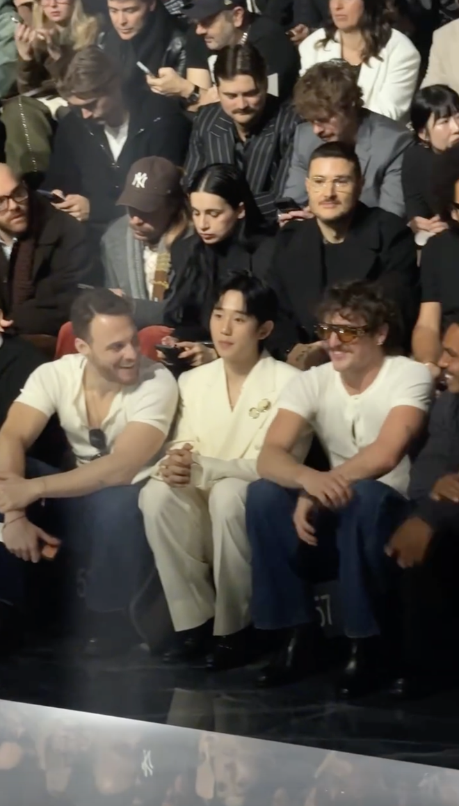 L&agrave; đại sứ ngồi h&agrave;ng đầu fashion show, Jung Hae In vẫn bị c&ocirc; lập v&igrave; l&agrave; trai ch&acirc;u &Aacute;?- Ảnh 7.