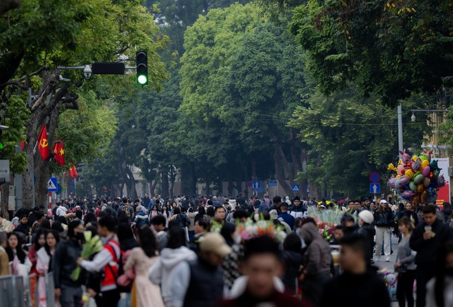 N&agrave;ng thơ H&agrave; Nội bất chấp trời 17 độ khởi động đường đua Tết, phong phanh &aacute;o d&agrave;i thả d&aacute;ng k&iacute;n Hồ Gươm- Ảnh 2.