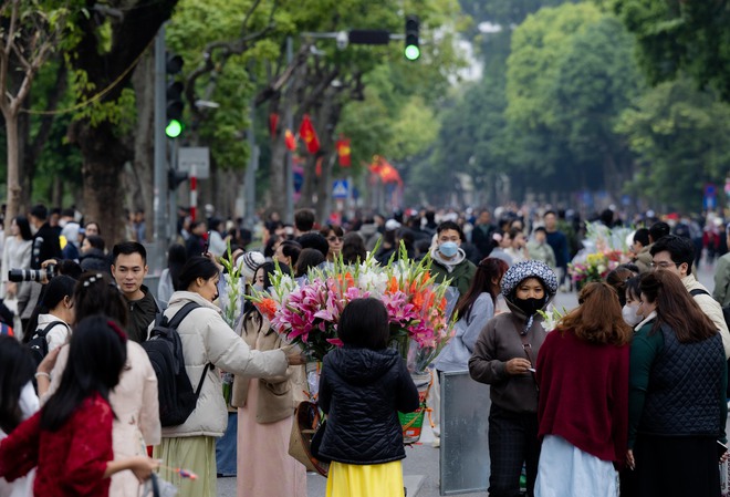 N&agrave;ng thơ H&agrave; Nội bất chấp trời 17 độ khởi động đường đua Tết, phong phanh &aacute;o d&agrave;i thả d&aacute;ng k&iacute;n Hồ Gươm- Ảnh 3.