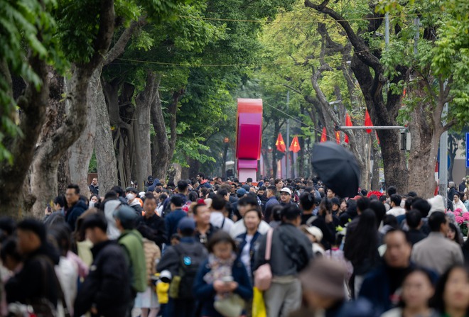 N&agrave;ng thơ H&agrave; Nội bất chấp trời 17 độ khởi động đường đua Tết, phong phanh &aacute;o d&agrave;i thả d&aacute;ng k&iacute;n Hồ Gươm- Ảnh 4.