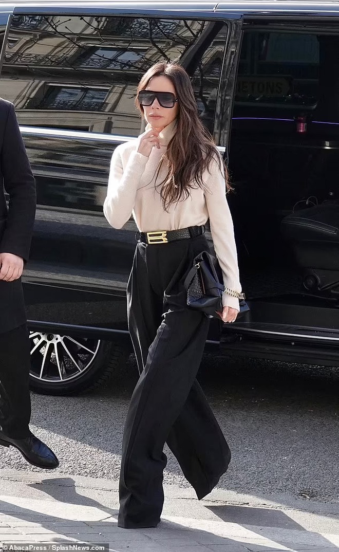 4 item giúp Victoria Beckham trở thành biểu tượng thời trang từ năm này qua năm khác- Ảnh 1. 4 item giúp Victoria Beckham trở thành biểu tượng thời trang từ năm này qua năm khác- Ảnh 1.