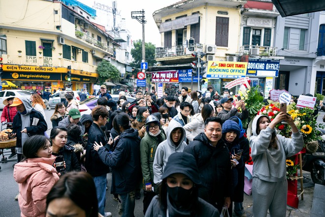 H&agrave; Nội: D&acirc;n t&igrave;nh chầu chực xếp h&agrave;ng mua ly matcha đắt nhất Nhật Bản bất chấp trời r&eacute;t- Ảnh 12.