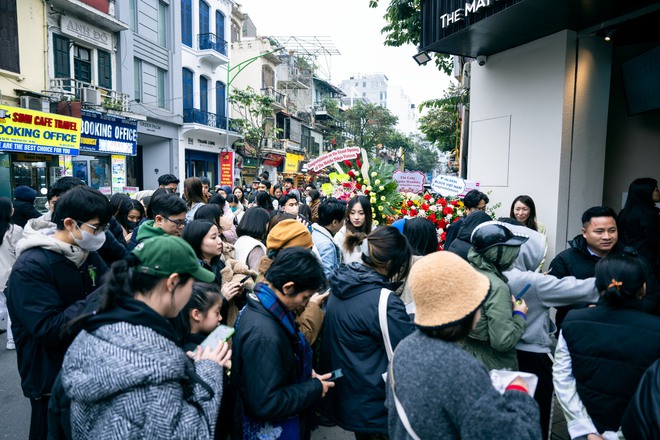 H&agrave; Nội: D&acirc;n t&igrave;nh chầu chực xếp h&agrave;ng mua ly matcha đắt nhất Nhật Bản bất chấp trời r&eacute;t- Ảnh 2.