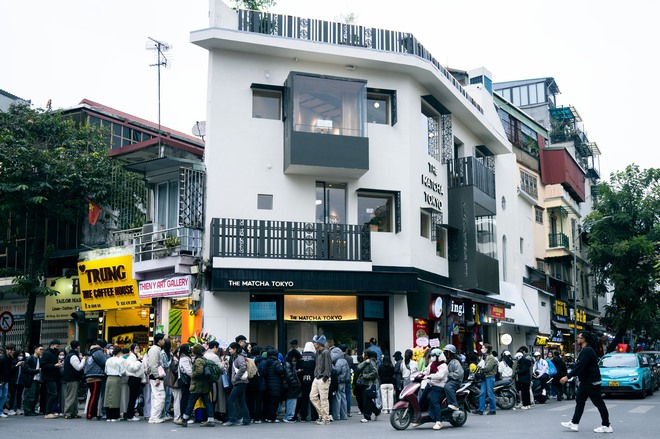 H&agrave; Nội: D&acirc;n t&igrave;nh chầu chực xếp h&agrave;ng mua ly matcha đắt nhất Nhật Bản bất chấp trời r&eacute;t- Ảnh 3.