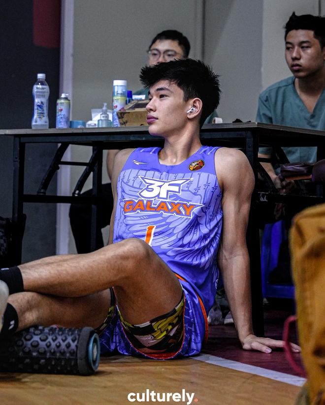 Hot boy b&oacute;ng rổ Saigon Heat chuyển hướng l&agrave;m người mẫu, diễn cho Ralph Lauren tại Milan Fashion Week: Kim L&yacute; l&agrave; mentor của t&ocirc;i- Ảnh 3.