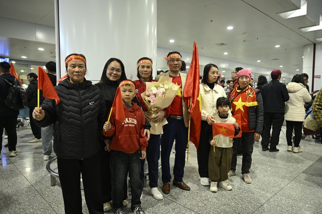 Ch&agrave;o đ&oacute;n những "chiến binh" U23 Việt Nam ki&ecirc;n cường mang huy chương đồng U23 ch&acirc;u &Aacute; về nước- Ảnh 13.