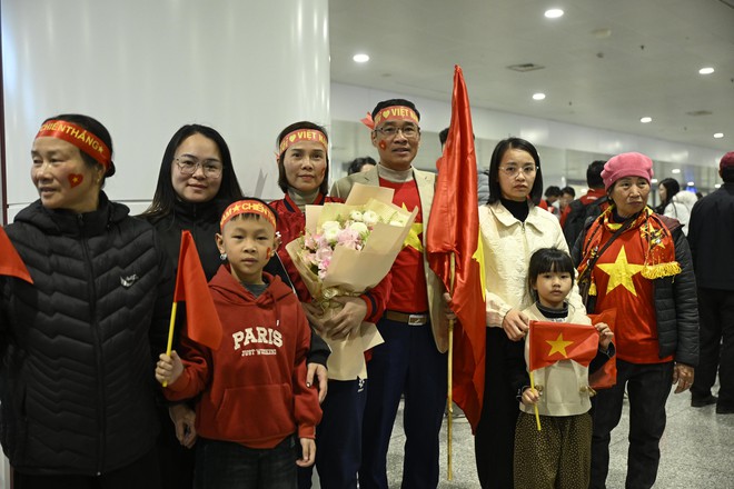 Ch&agrave;o đ&oacute;n những "chiến binh" U23 Việt Nam ki&ecirc;n cường mang huy chương đồng U23 ch&acirc;u &Aacute; về nước- Ảnh 12.