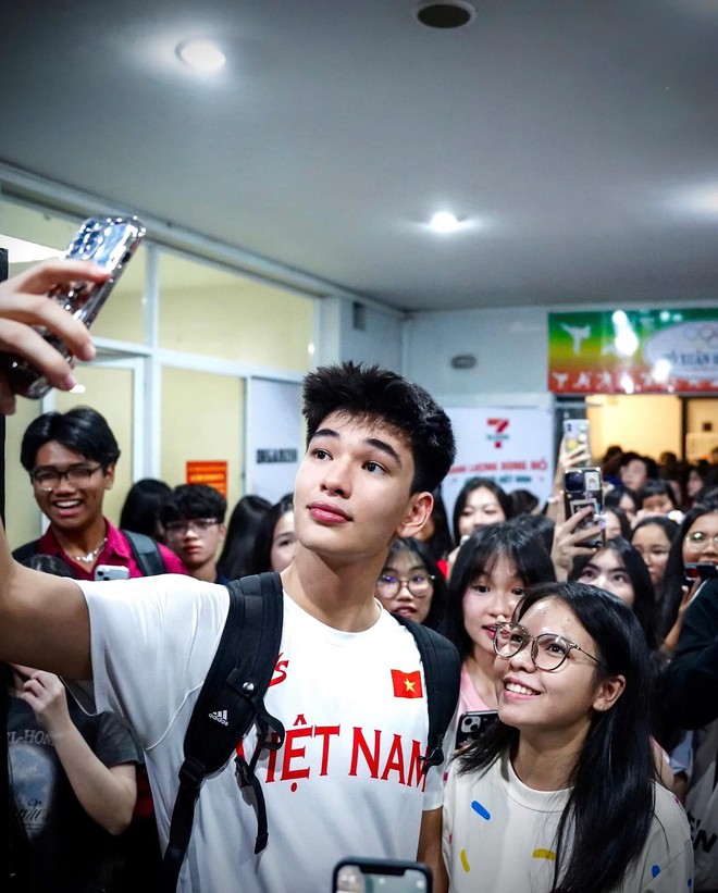 Hot boy b&oacute;ng rổ Saigon Heat chuyển hướng l&agrave;m người mẫu, diễn cho Ralph Lauren tại Milan Fashion Week: Kim L&yacute; l&agrave; mentor của t&ocirc;i- Ảnh 5.