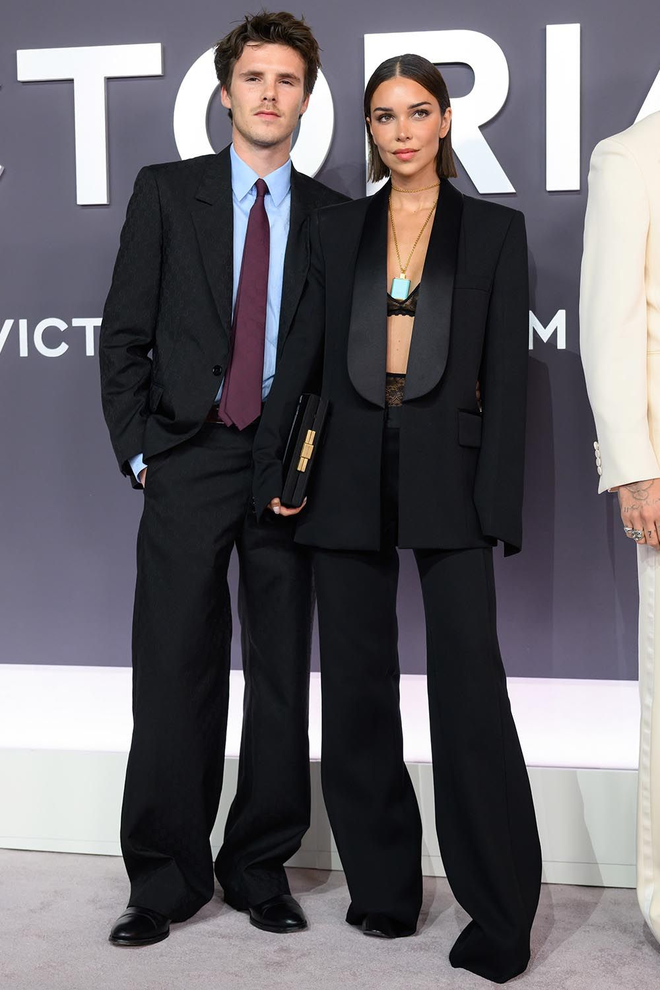 Con d&acirc;u &uacute;t tương lai nh&agrave; Beckham bị ch&ecirc; gi&agrave;, ngoại h&igrave;nh như sinh đ&ocirc;i với mẹ chồng Victoria- Ảnh 3.