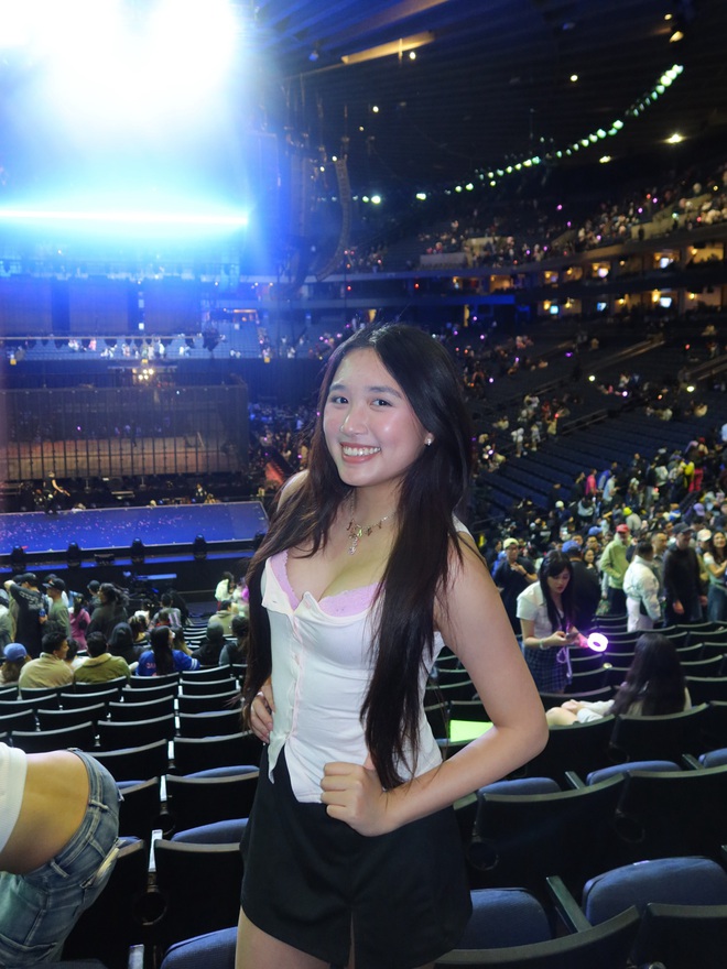 Rich kid "qu&aacute; l&agrave; sến" Jenny Huỳnh đ&atilde; kh&aacute;c xưa: Khoe bạo v&ograve;ng 1 ngang mỹ nh&acirc;n đẹp nhất thế giới- Ảnh 1.