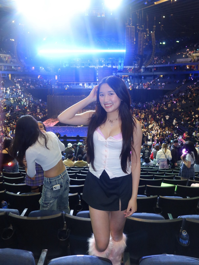 Rich kid "qu&aacute; l&agrave; sến" Jenny Huỳnh đ&atilde; kh&aacute;c xưa: Khoe bạo v&ograve;ng 1 ngang mỹ nh&acirc;n đẹp nhất thế giới- Ảnh 2.