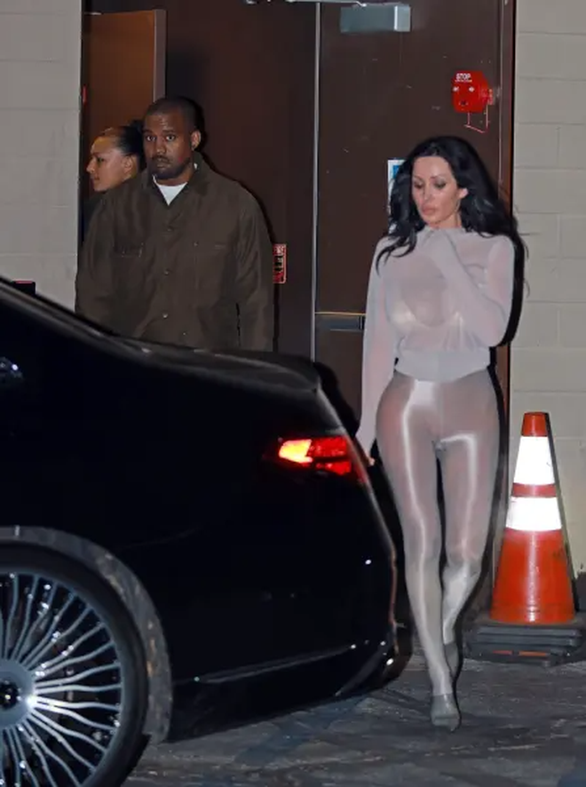 Vợ Kanye West tiếp tục với thời trang g&acirc;y sốc, đi tới đi lui như bức tượng bạc trần trụi- Ảnh 1.