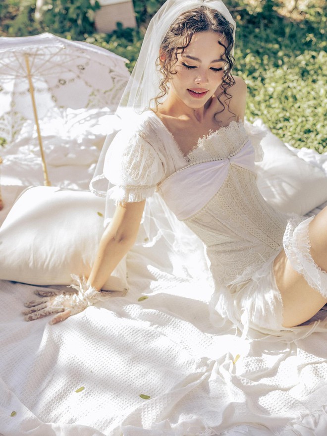 Tiệc độc th&acirc;n viral của "b&ocirc;ng hồng lai đẹp nhất Th&aacute;i Lan": Bảo sao chỉ đi dạo TTTM cũng th&agrave;nh si&ecirc;u sao!- Ảnh 2.