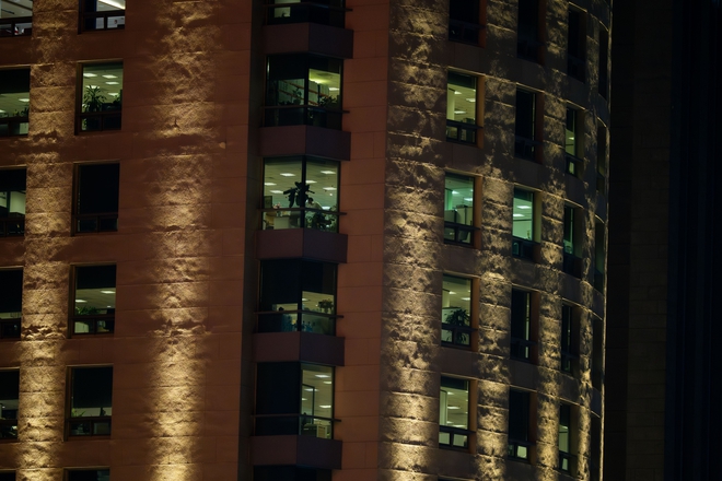 Chùm ảnh, clip: 10 giờ đêm, các toà nhà văn phòng ở Hà Nội vẫn sáng đèn, nhân viên tăng ca đến 0 giờ- Ảnh 8. Chùm ảnh, clip: 10 giờ đêm, các toà nhà văn phòng ở Hà Nội vẫn sáng đèn, nhân viên tăng ca đến 0 giờ- Ảnh 8.