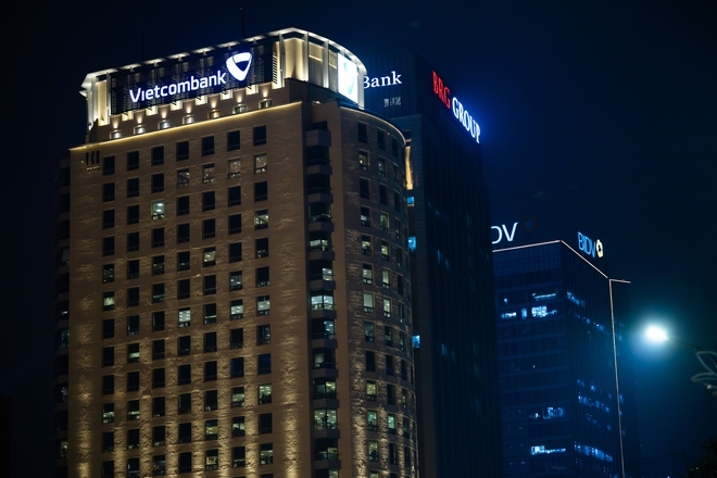 Chùm ảnh, clip: 10 giờ đêm, các toà nhà văn phòng ở Hà Nội vẫn sáng đèn, nhân viên tăng ca đến 0 giờ- Ảnh 1. Chùm ảnh, clip: 10 giờ đêm, các toà nhà văn phòng ở Hà Nội vẫn sáng đèn, nhân viên tăng ca đến 0 giờ- Ảnh 1.