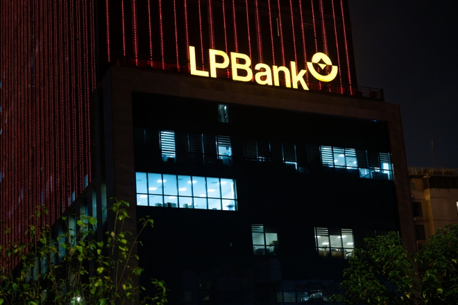 Chùm ảnh, clip: 10 giờ đêm, các toà nhà văn phòng ở Hà Nội vẫn sáng đèn, nhân viên tăng ca đến 0 giờ- Ảnh 2. Chùm ảnh, clip: 10 giờ đêm, các toà nhà văn phòng ở Hà Nội vẫn sáng đèn, nhân viên tăng ca đến 0 giờ- Ảnh 2.