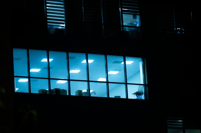 Chùm ảnh, clip: 10 giờ đêm, các toà nhà văn phòng ở Hà Nội vẫn sáng đèn, nhân viên tăng ca đến 0 giờ- Ảnh 14. Chùm ảnh, clip: 10 giờ đêm, các toà nhà văn phòng ở Hà Nội vẫn sáng đèn, nhân viên tăng ca đến 0 giờ- Ảnh 14.