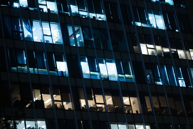 Chùm ảnh, clip: 10 giờ đêm, các toà nhà văn phòng ở Hà Nội vẫn sáng đèn, nhân viên tăng ca đến 0 giờ- Ảnh 7. Chùm ảnh, clip: 10 giờ đêm, các toà nhà văn phòng ở Hà Nội vẫn sáng đèn, nhân viên tăng ca đến 0 giờ- Ảnh 7.