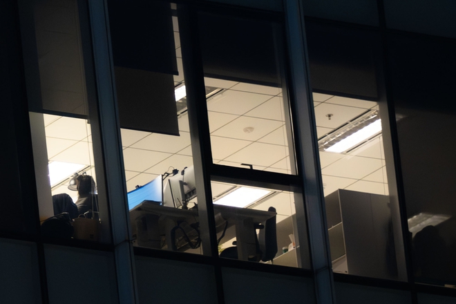 Chùm ảnh, clip: 10 giờ đêm, các toà nhà văn phòng ở Hà Nội vẫn sáng đèn, nhân viên tăng ca đến 0 giờ- Ảnh 6. Chùm ảnh, clip: 10 giờ đêm, các toà nhà văn phòng ở Hà Nội vẫn sáng đèn, nhân viên tăng ca đến 0 giờ- Ảnh 6.