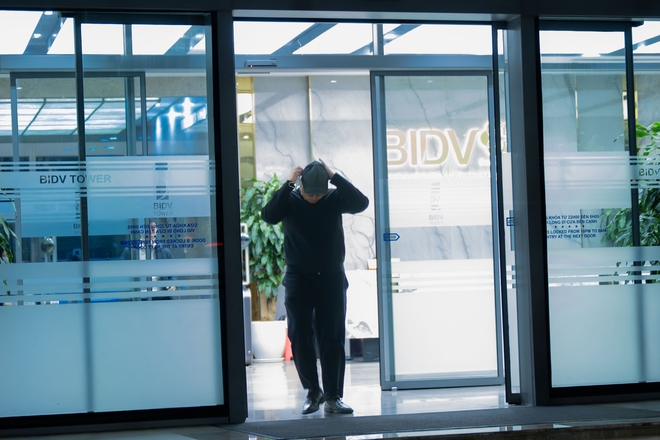 Chùm ảnh, clip: 10 giờ đêm, các toà nhà văn phòng ở Hà Nội vẫn sáng đèn, nhân viên tăng ca đến 0 giờ- Ảnh 10. Chùm ảnh, clip: 10 giờ đêm, các toà nhà văn phòng ở Hà Nội vẫn sáng đèn, nhân viên tăng ca đến 0 giờ- Ảnh 10.