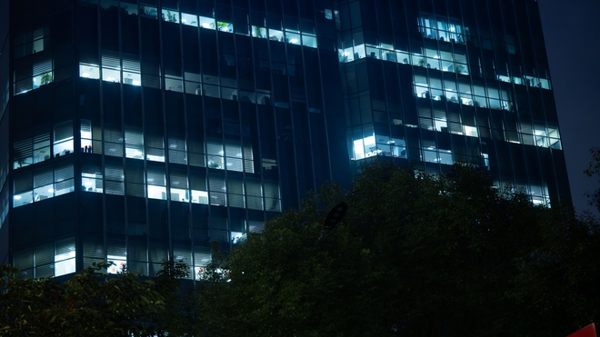 Chùm ảnh, clip: 10 giờ đêm, các toà nhà văn phòng ở Hà Nội vẫn sáng đèn, nhân viên tăng ca đến 0 giờ- Ảnh 13. Chùm ảnh, clip: 10 giờ đêm, các toà nhà văn phòng ở Hà Nội vẫn sáng đèn, nhân viên tăng ca đến 0 giờ- Ảnh 13.