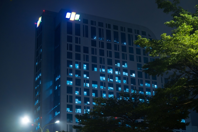 Chùm ảnh, clip: 10 giờ đêm, các toà nhà văn phòng ở Hà Nội vẫn sáng đèn, nhân viên tăng ca đến 0 giờ- Ảnh 3. Chùm ảnh, clip: 10 giờ đêm, các toà nhà văn phòng ở Hà Nội vẫn sáng đèn, nhân viên tăng ca đến 0 giờ- Ảnh 3.