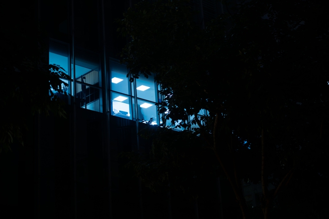 Chùm ảnh, clip: 10 giờ đêm, các toà nhà văn phòng ở Hà Nội vẫn sáng đèn, nhân viên tăng ca đến 0 giờ- Ảnh 15. Chùm ảnh, clip: 10 giờ đêm, các toà nhà văn phòng ở Hà Nội vẫn sáng đèn, nhân viên tăng ca đến 0 giờ- Ảnh 15.