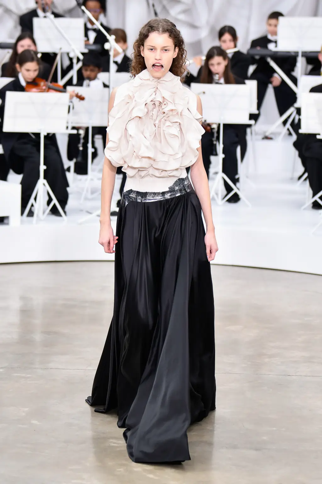 Kylie Jenner ch&aacute;n khoe ngực, chuyển sang khoe phần dưới- Ảnh 4.