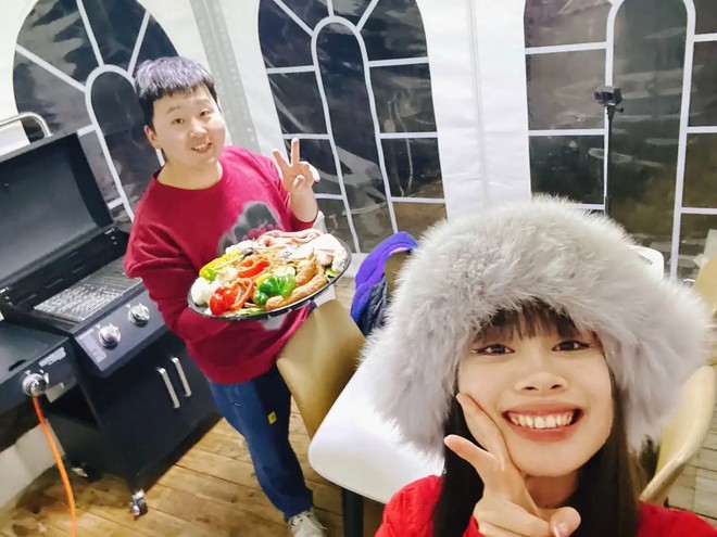 Ch&uacute; rể M&ocirc;ng Cổ hot MXH vừa qua lộ ảnh qu&aacute; khứ: Kh&ocirc;ng thể tin nổi l&agrave; c&ugrave;ng 1 người!- Ảnh 8.