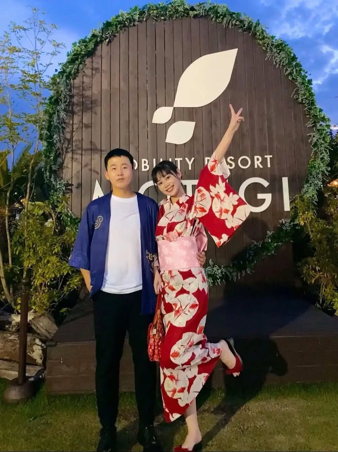 Ch&uacute; rể M&ocirc;ng Cổ hot MXH vừa qua lộ ảnh qu&aacute; khứ: Kh&ocirc;ng thể tin nổi l&agrave; c&ugrave;ng 1 người!- Ảnh 2.